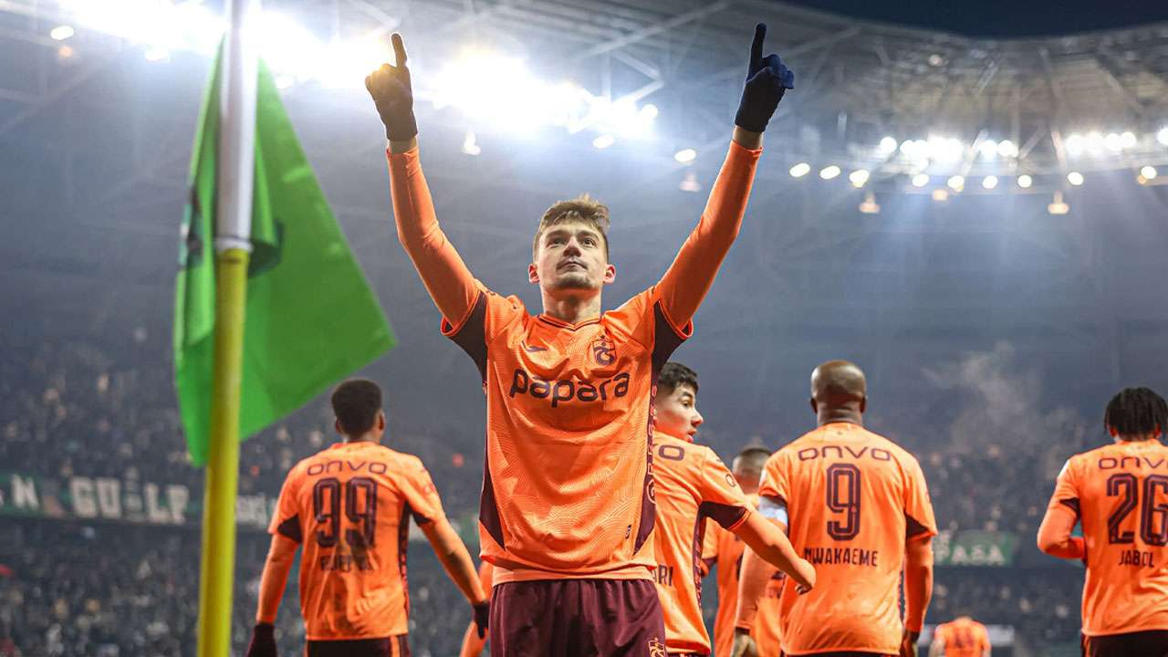 trabzonspor-evinde-de-deplasmanda-da-ayni-puanlar-esit