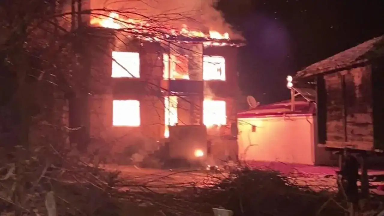 unyede-sobadan-cikan-yanginda-ev-kule-dondu