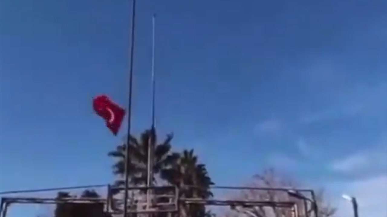 baskan-gencten-bayrak-saldirisina-sert-tepki-alcak-provokasyonu-lanetliyorum