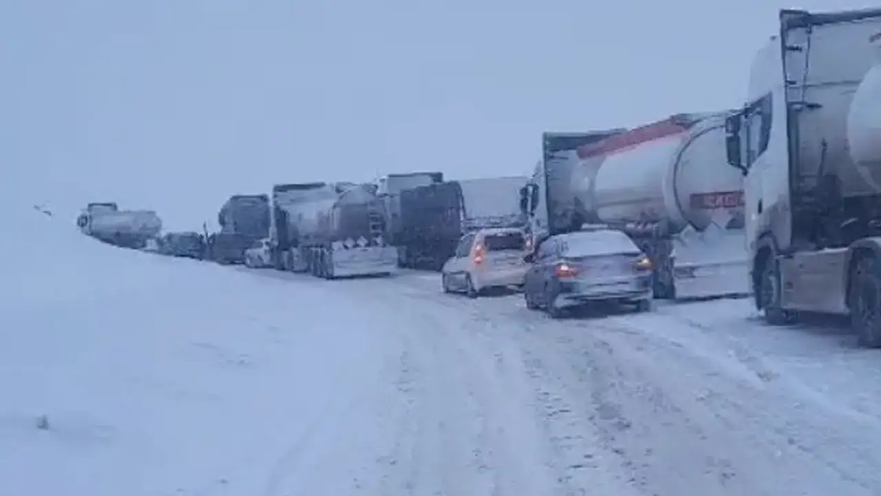 kop-dagi-gecidinde-kar-ve-tipi-ulasimi-felc-etti