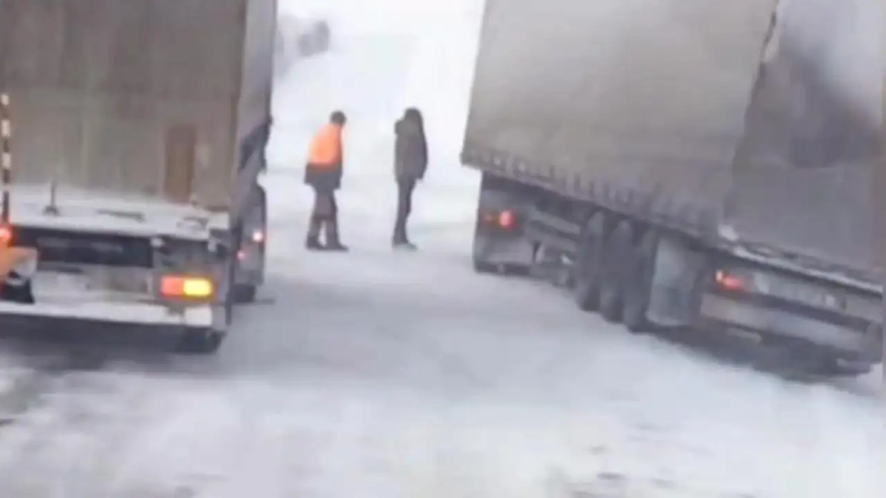 sahara-gecidi-kapandi-mahsur-kalan-suruculer-kurtarildi