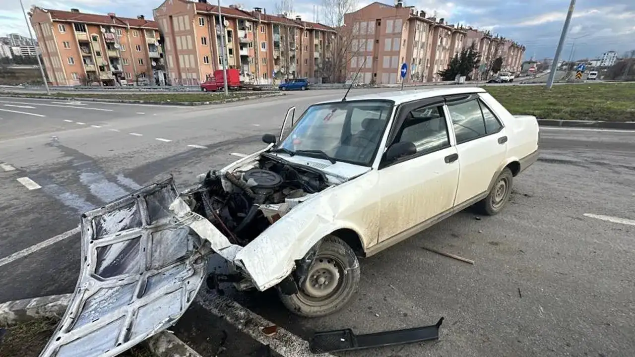 samsunda-kavsak-kazasi-araba-parcalandi-2-yarali