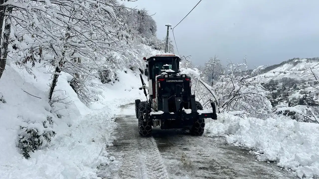 trabzonda-kar-yagisi-ulasimi-vurdu-70-yol-kapali