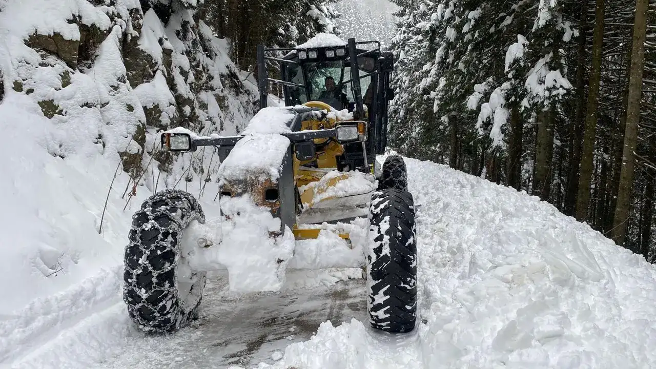 trabzonda-kar-yagisi-ulasimi-vurdu-70-yol-kapali