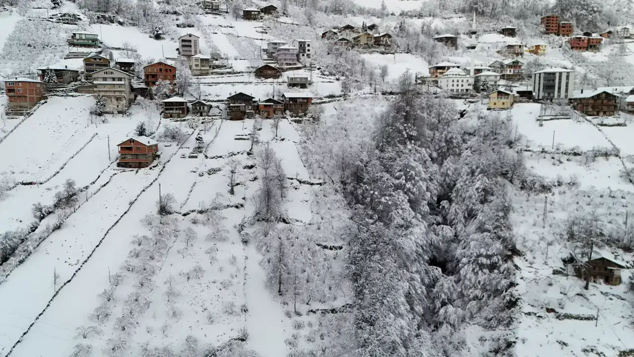 trabzonda-soguk-hava-suruyor-kar-ve-buzlanma-uyarisi