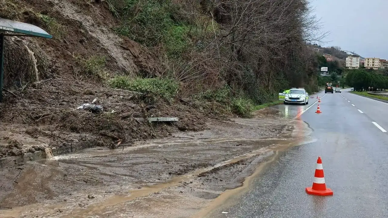 akcaabatta-korku-dolu-anlar-heyelan-vurdu