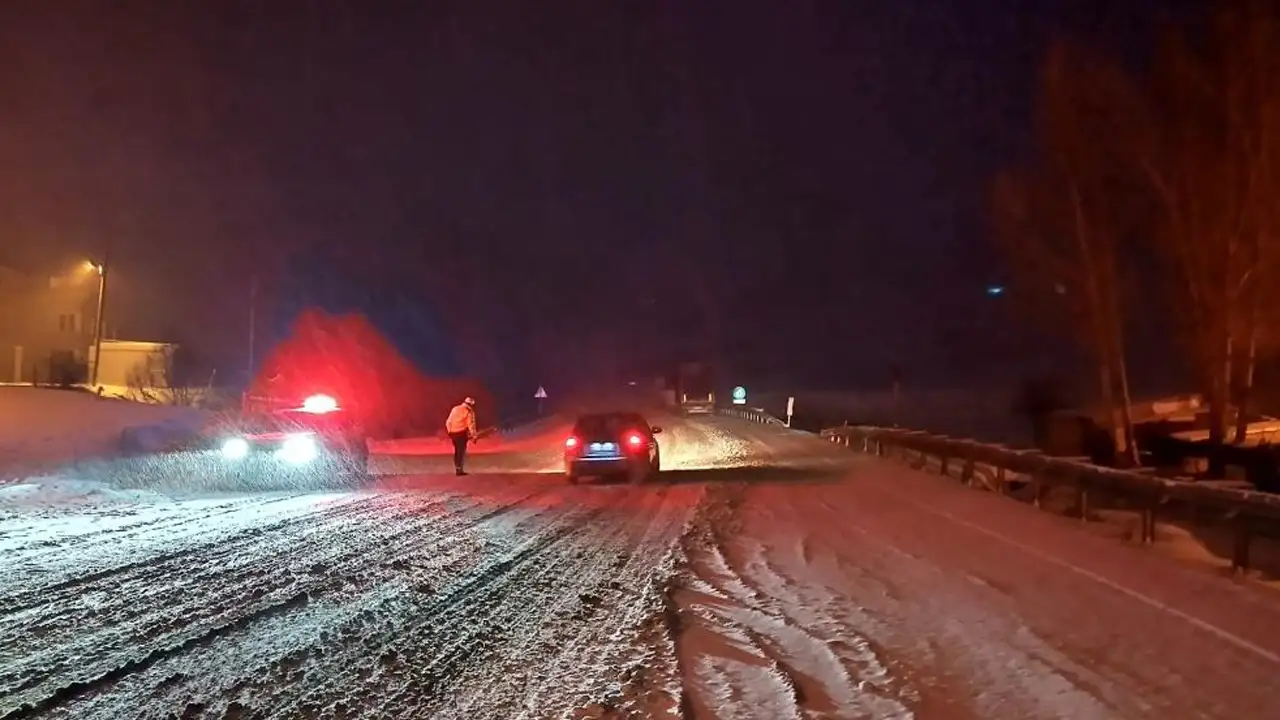 kop-dagi-gecidi-trafige-acildi-bayburterzurum-yolunda-normallesme