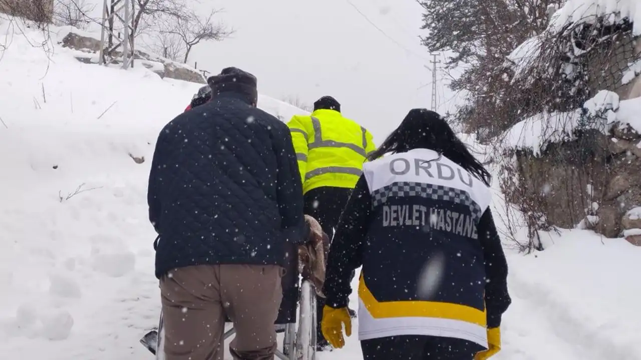 orduda-karla-mucadele-hayat-kurtardi-88-yasindaki-hasta-saglik-hizmetine-ulasti