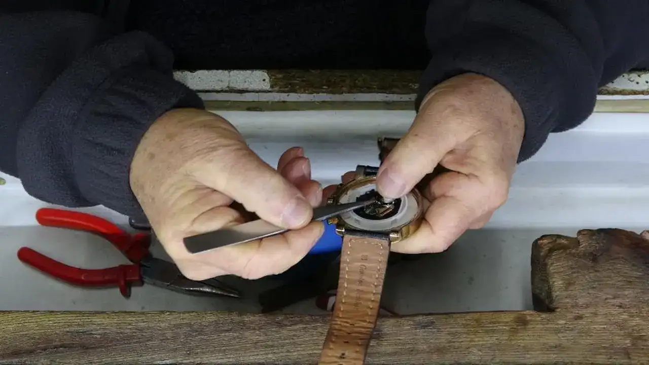 orduda-saatci-salih-sakarya-40-yil-once-actigi-10-metrekarelik-dukkaninda-meslegini-ayakta-tutmaya-calisiyor