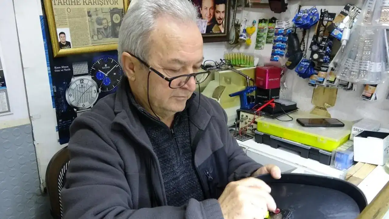 orduda-saatci-salih-sakarya-40-yil-once-actigi-10-metrekarelik-dukkaninda-meslegini-ayakta-tutmaya-calisiyor