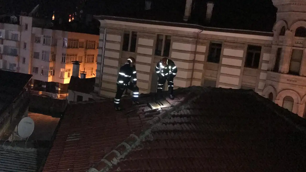 trabzon-uzun-sokakta-gece-yarisi-yangini-kostaki-konagi-karsisindaki-ahsap-bina-alev-aldi