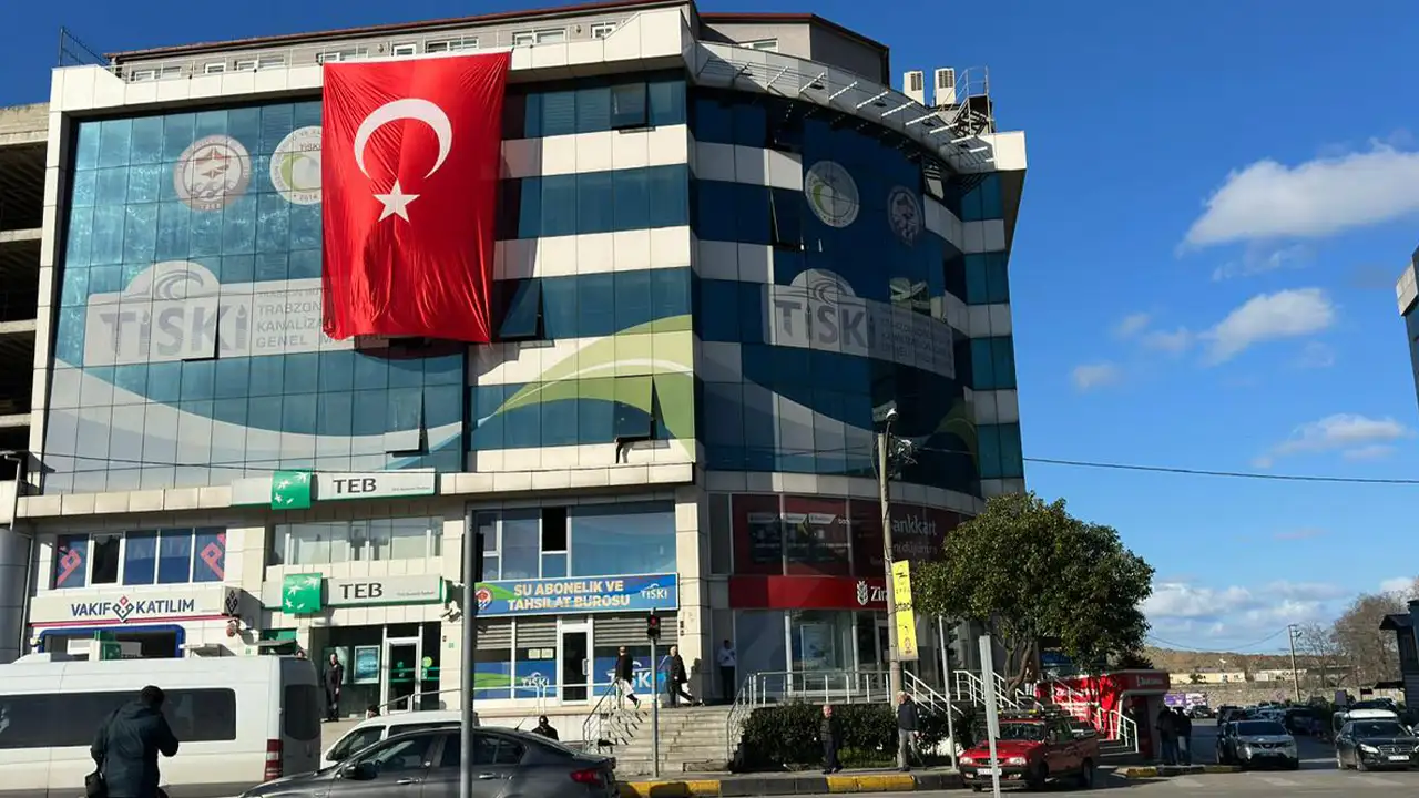 trabzonda-alcak-saldiriya-tepkiler-suruyor-buyuksehirin-binalari-bayraklarla-suslendi