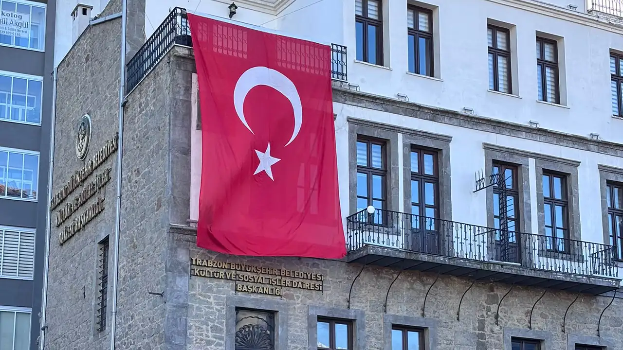 trabzonda-alcak-saldiriya-tepkiler-suruyor-buyuksehirin-binalari-bayraklarla-suslendi