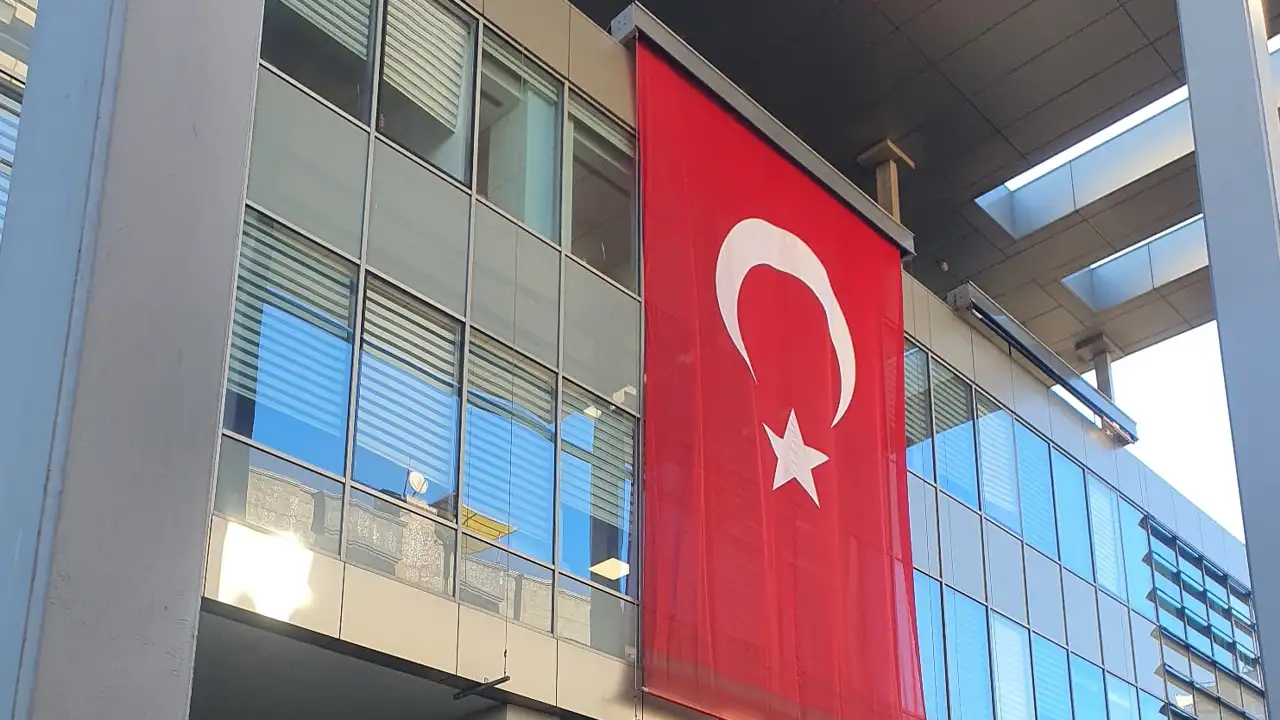 trabzonda-alcak-saldiriya-tepkiler-suruyor-buyuksehirin-binalari-bayraklarla-suslendi