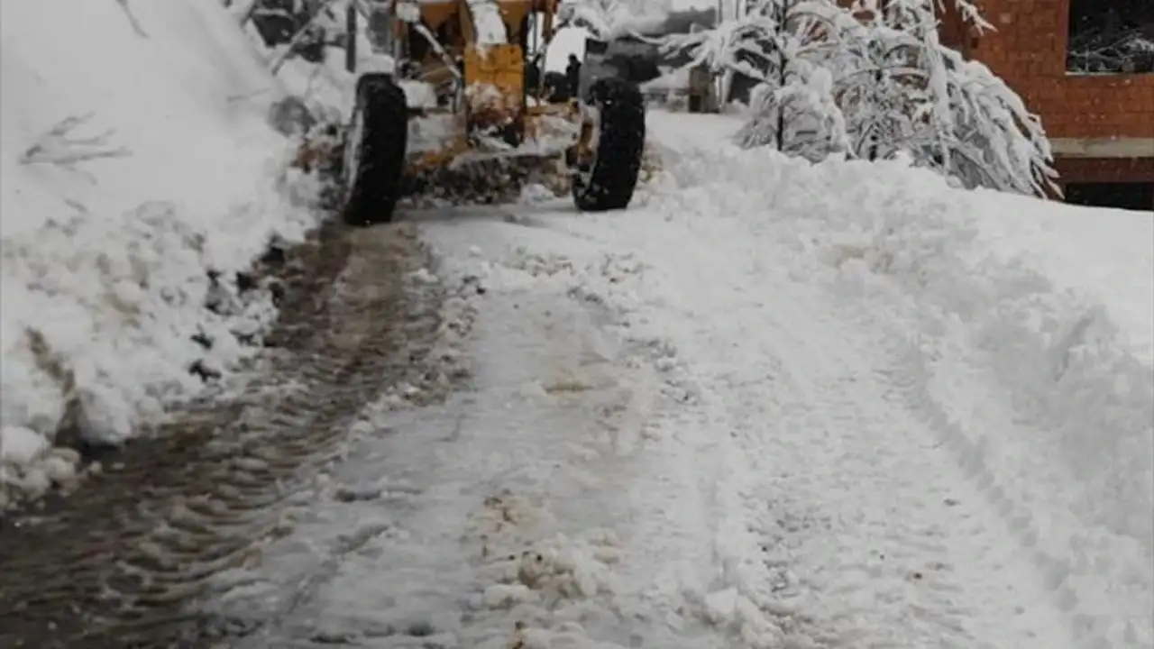 trabzonda-okullar-baslamadan-ilce-yollarini-kurtarin