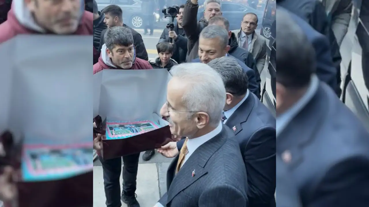 trabzonda-sokak-ortasinda-surpriz-baskan-gence-tezahuratli-pasta