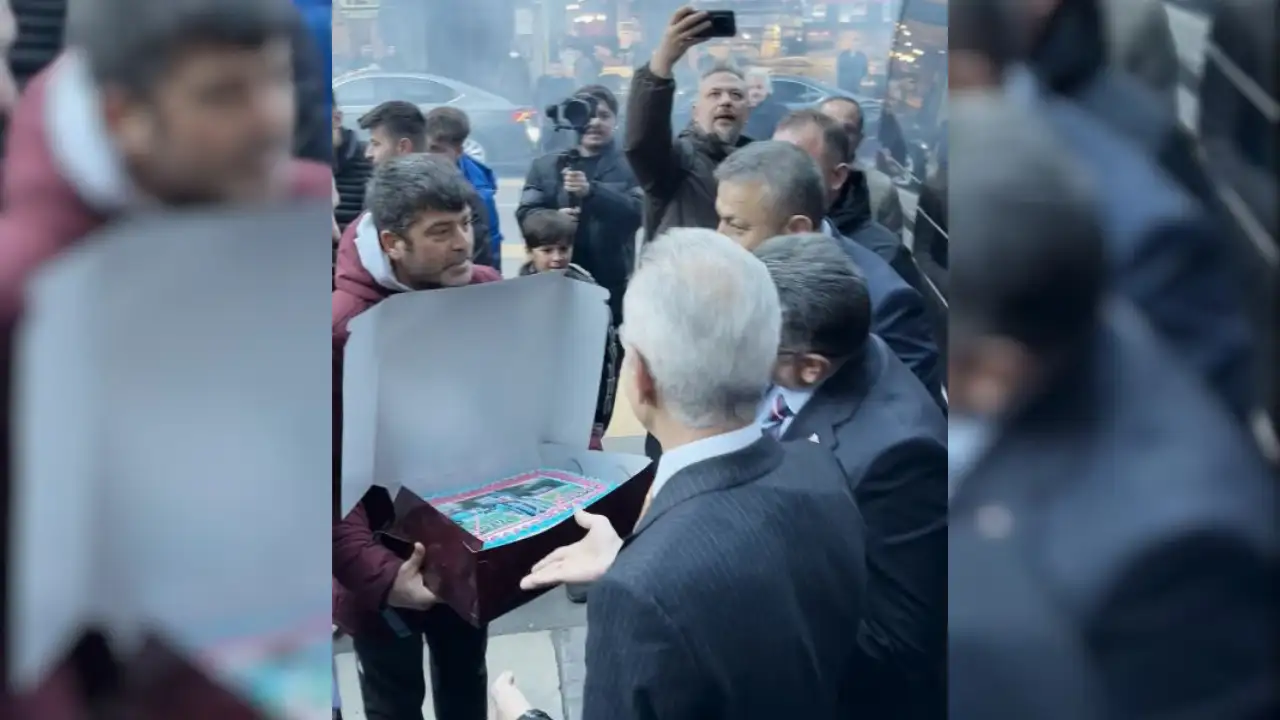 trabzonda-sokak-ortasinda-surpriz-baskan-gence-tezahuratli-pasta