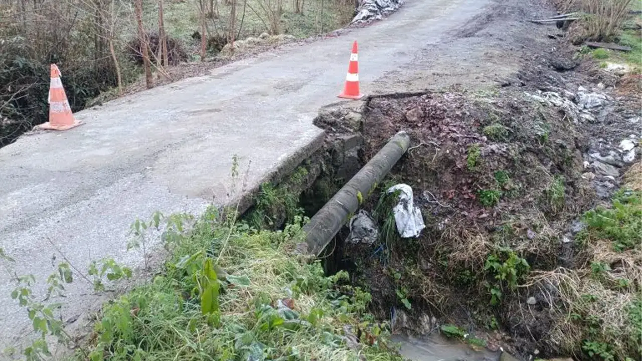 uc-mahalleye-gecis-sagliyor-tehlike-sacan-kopru-icin-uyari