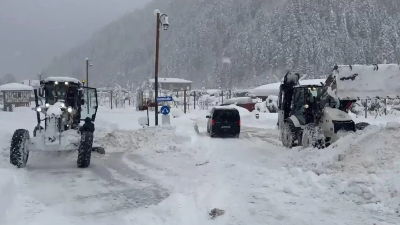 uzungolde-kar-1-metreyi-asti-gol-tamamen-dondu