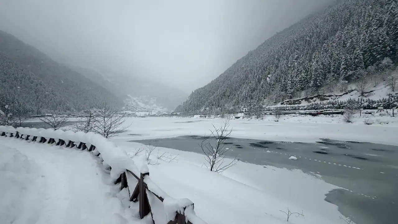 uzungolde-kar-1-metreyi-asti-gol-tamamen-dondu