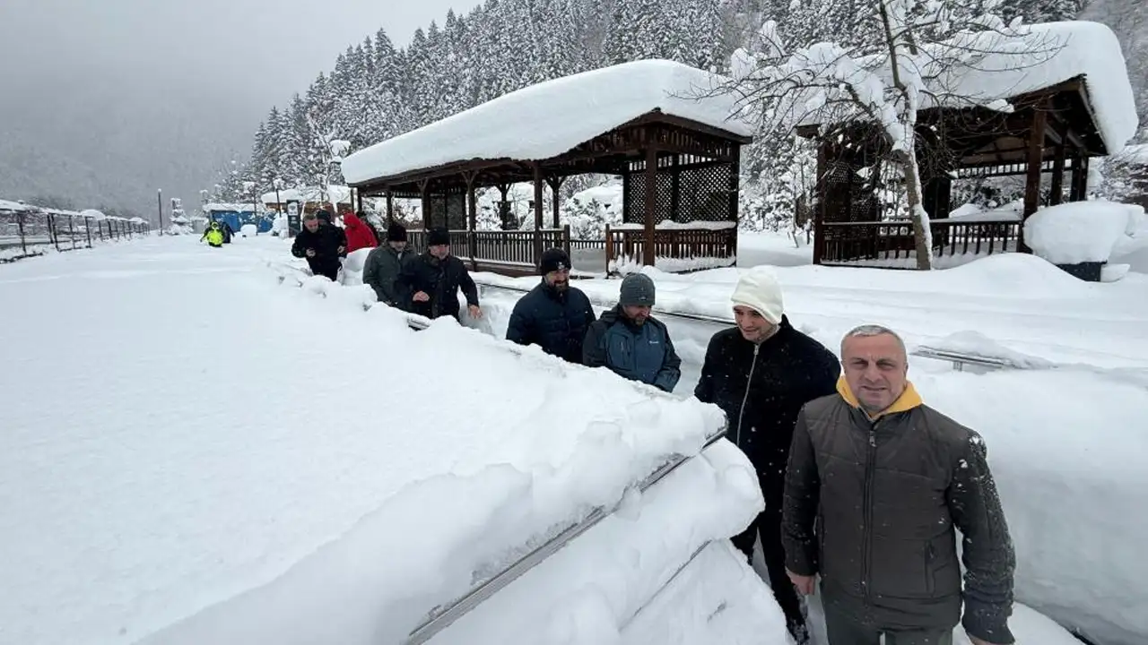 uzungolde-kar-1-metreyi-asti-gol-tamamen-dondu