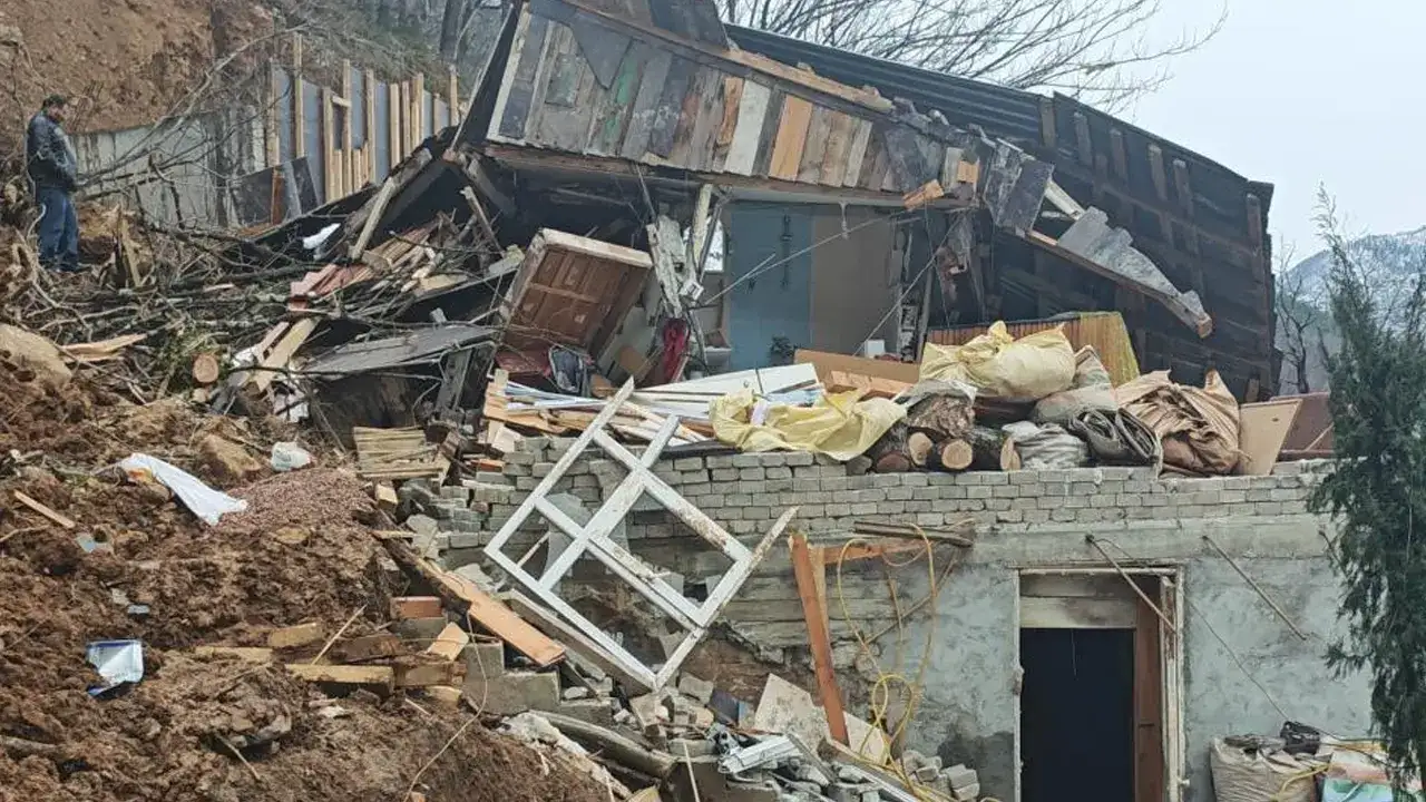 artvin-borckada-heyelan-ev-ve-ahir-toprak-altinda-kaldi