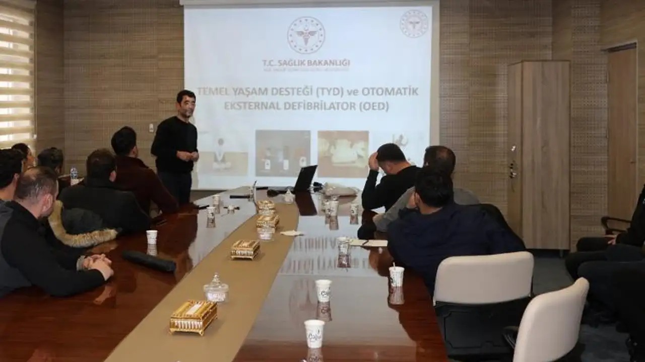 bayburtta-polis-adaylarina-ilk-yardim-egitimi-belgelerini-aldilar