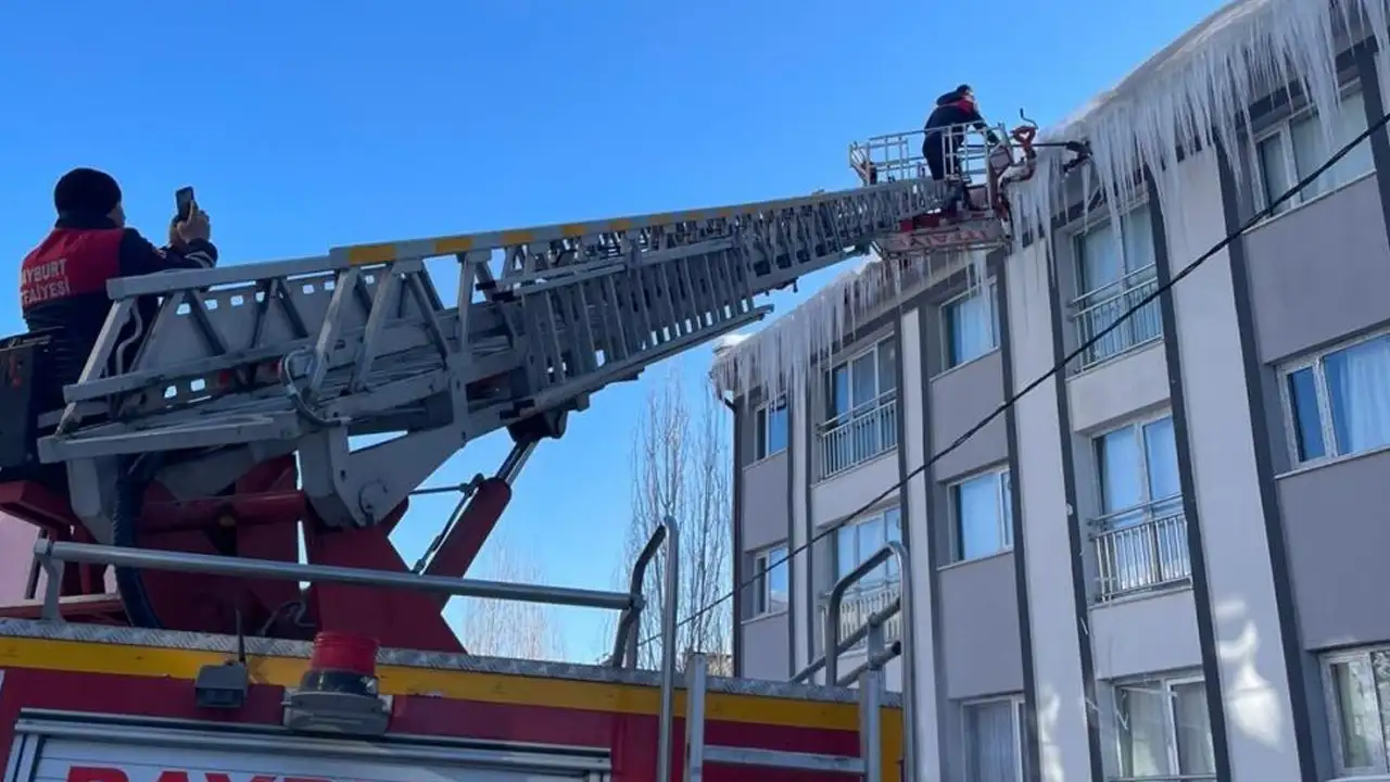 bayburtta-soguk-hava-sonrasi-buz-sarkitlari-temizleniyor