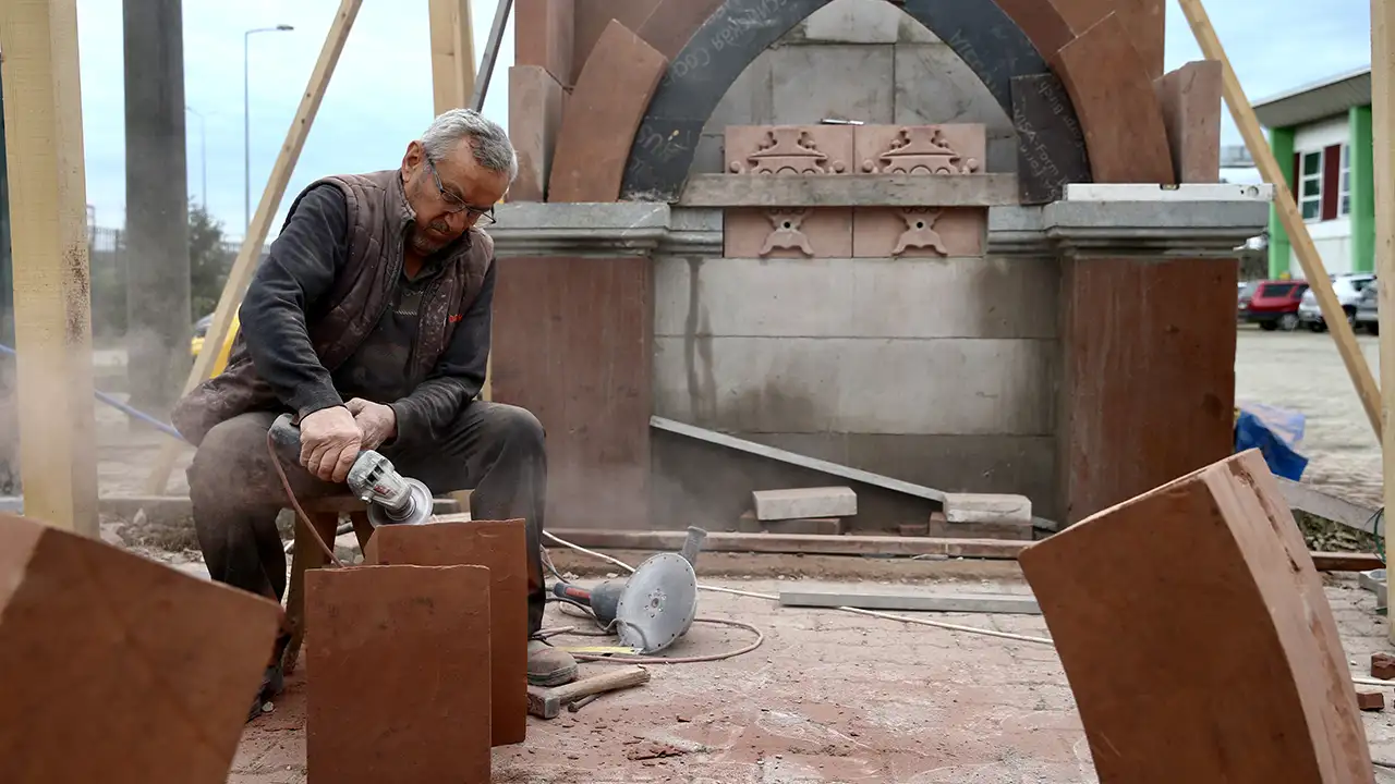 giresunda-tasa-hayat-veren-usta-12-yilda-164-cesme-yapti