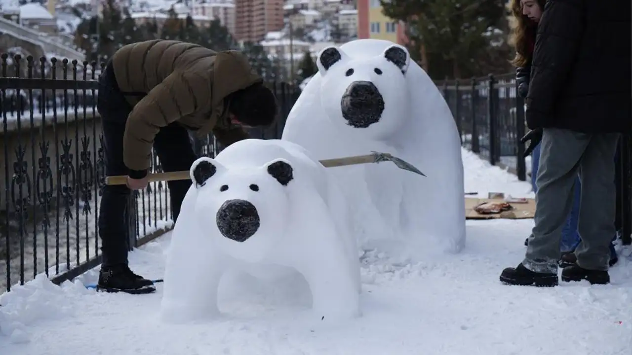 gumushanede-kar-sanata-donustu-anne-ve-yavru-ayi-heykeli-ilgi-gordu