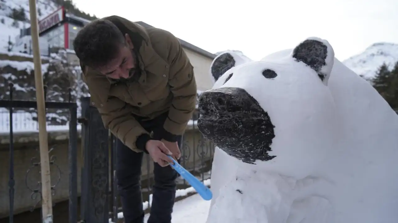 gumushanede-kar-sanata-donustu-anne-ve-yavru-ayi-heykeli-ilgi-gordu