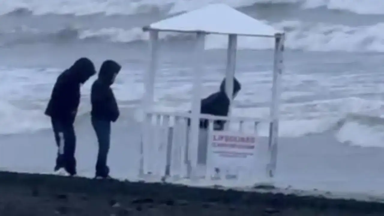 samsun-atakum-sahilinde-cankurtaran-kulubesine-zarar-girisimi