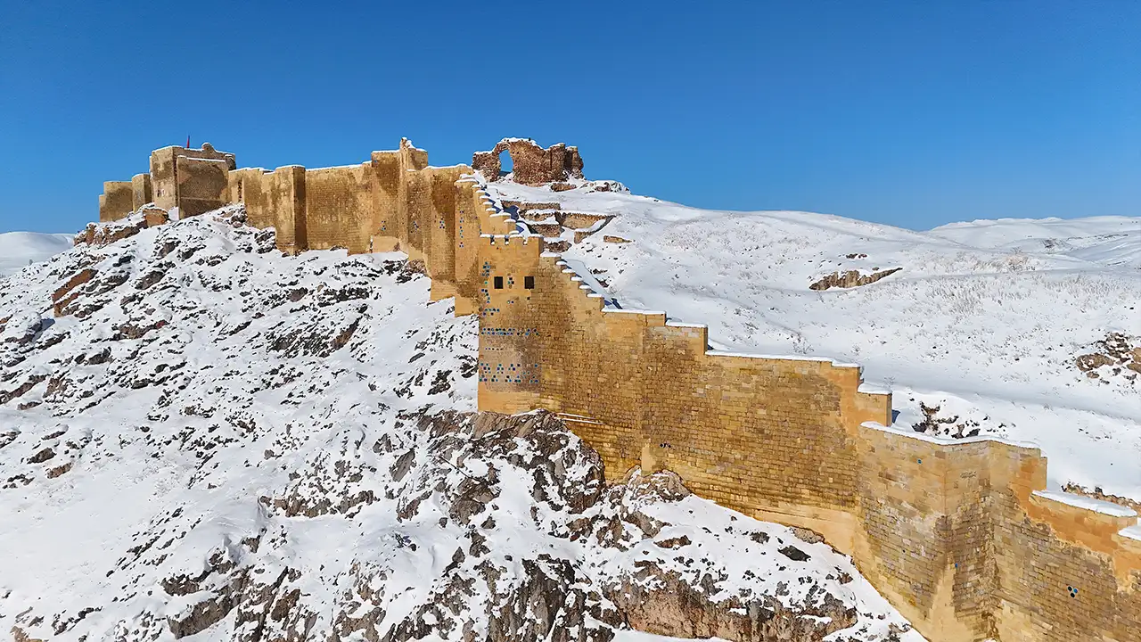 turkiyenin-yerlesim-alani-bakimindan-en-buyuk-ucuncu-kalesi-olan-bayburt-kalesi-son-gunlerde-etkili-olan-kar-yagisiyla-birlikte-kartpostallik-goruntuler-olusturdu