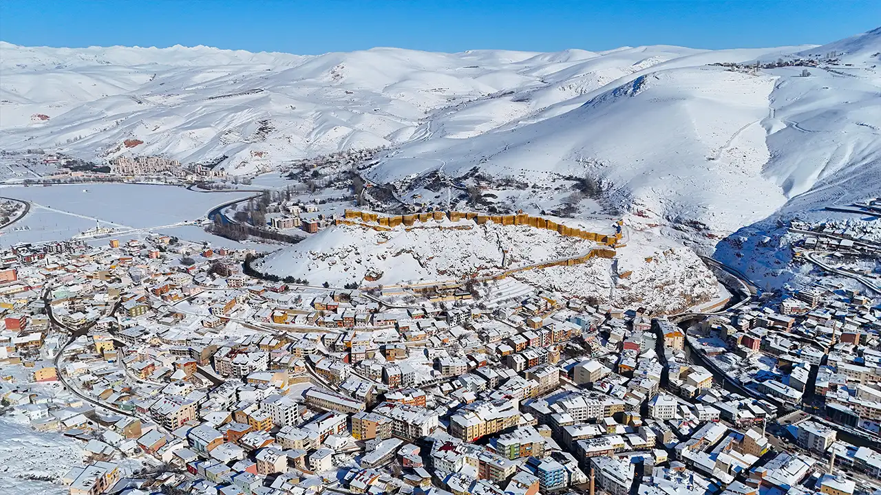turkiyenin-yerlesim-alani-bakimindan-en-buyuk-ucuncu-kalesi-olan-bayburt-kalesi-son-gunlerde-etkili-olan-kar-yagisiyla-birlikte-kartpostallik-goruntuler-olusturdu
