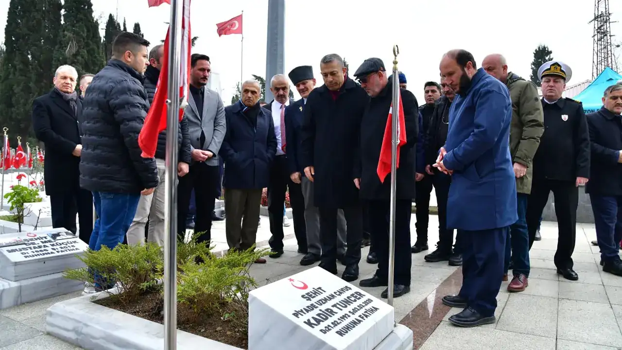 vali-tahir-sahin-sehitleri-kabirleri-basinda-andi