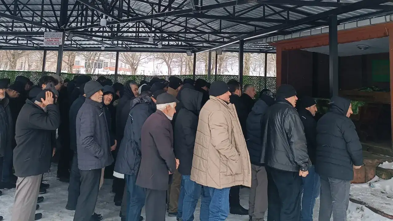 aci-haberi-alan-kardes-kalp-krizi-gecirdi-ayni-gun-topraga-verildiler