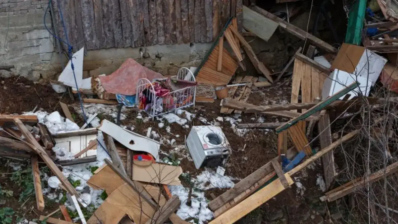 artvinde-heyelan-bir-kisi-son-anda-kurtuldu