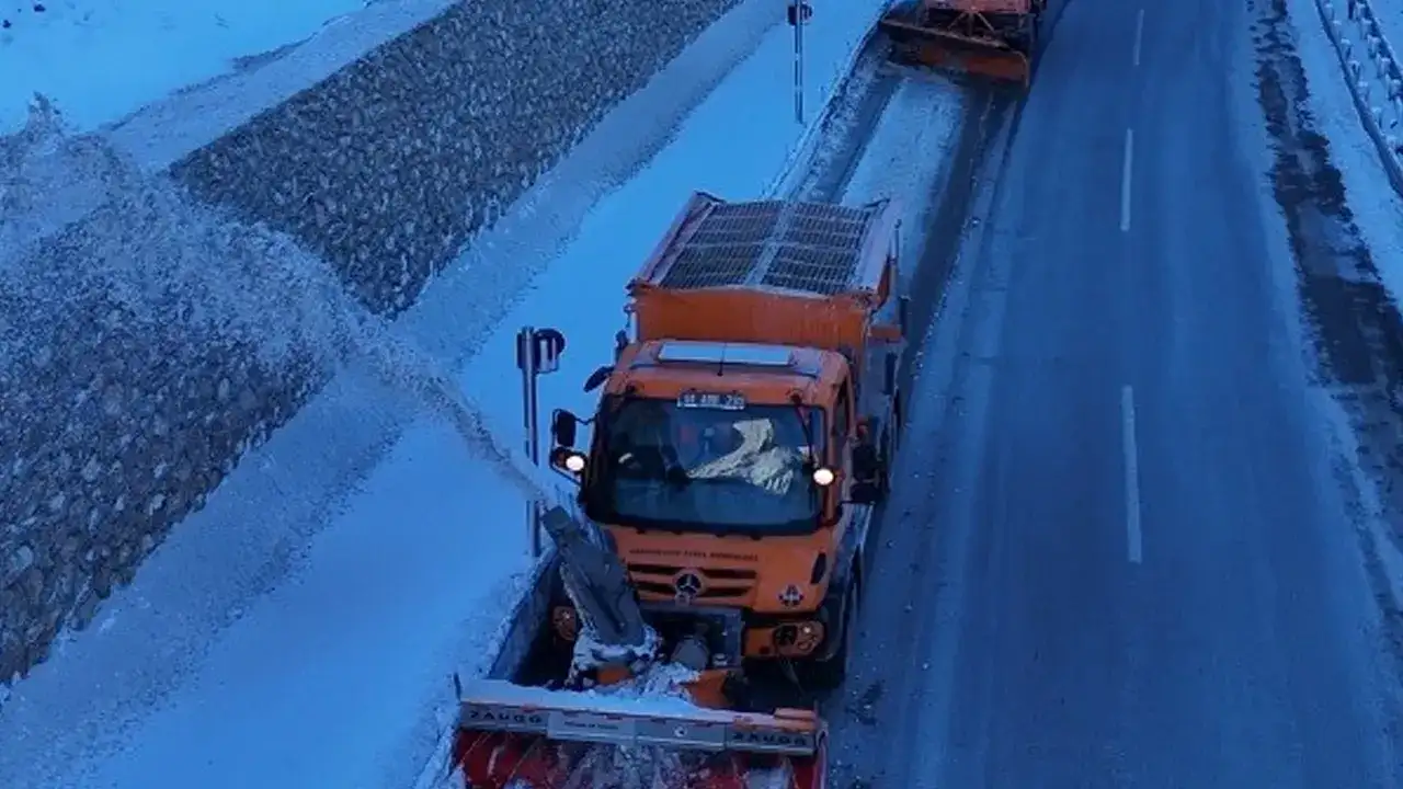 bayburttaki-yuksek-rakimli-gecitlerde-karla-mucadele-devam-ediyor