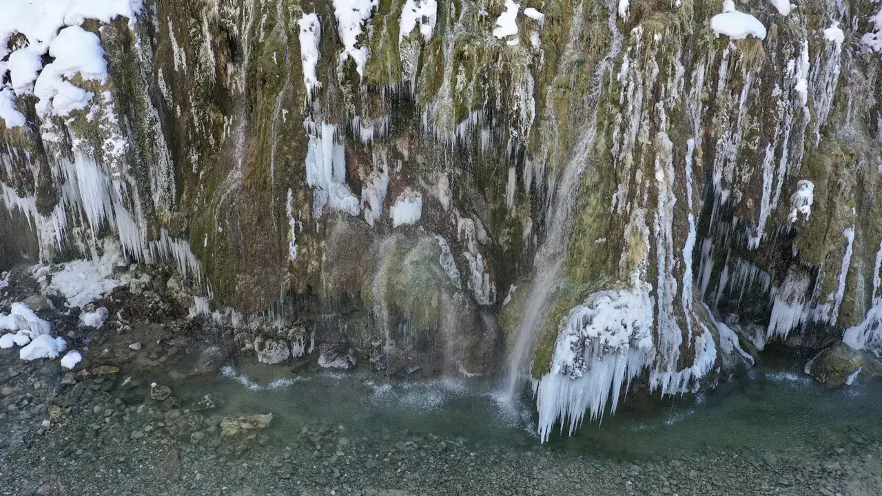 giresundaki-mavigol-ve-kuzalan-selalesi-karla-beyaza-burundu