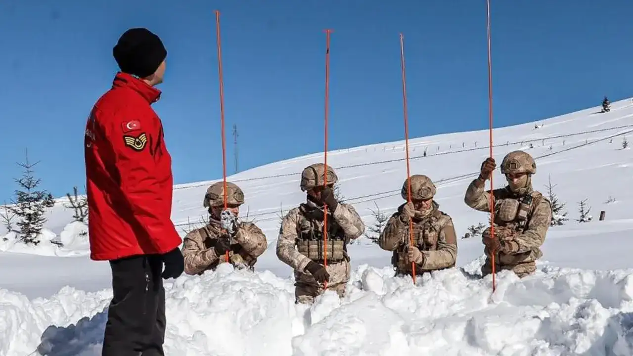 orduda-jandarma-ekiplerinden-karda-arama-ve-kurtarma-tatbikati