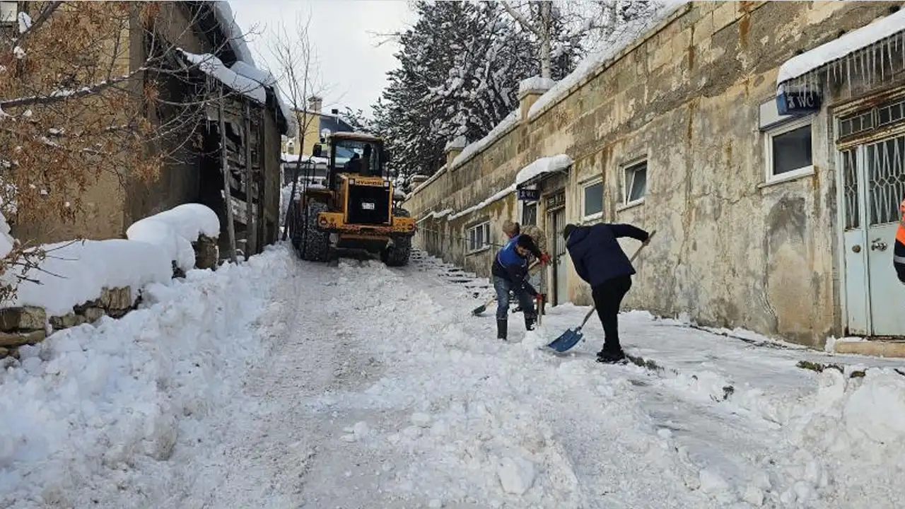 bayburt-aydintepede-karla-mucadele-suruyor-ekipler-sahada