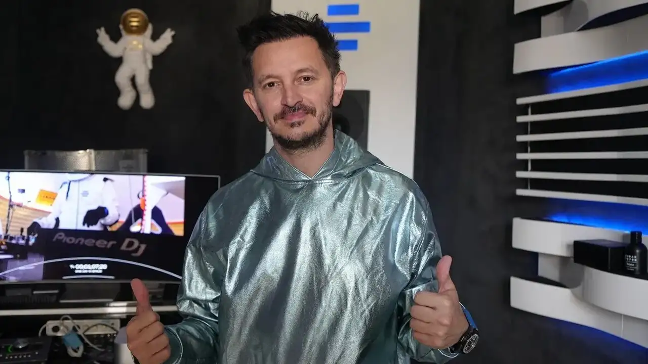 burak-yeterden-trabzonspor-itirafi-sahnedeyken-bile-maci-takip-ediyorum