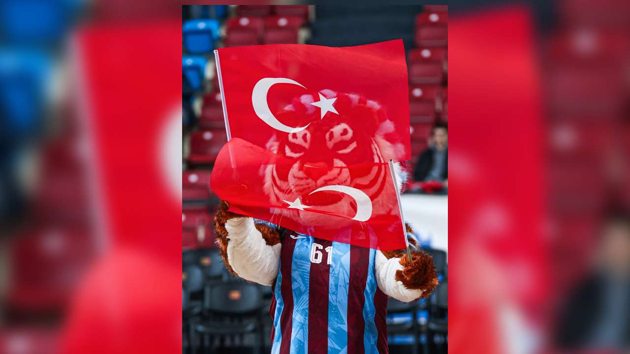 trabzonspor-taraftari-bayragina-basketbolda-da-sahip-cikti-hayri-gurde-kirmizi-beyaz