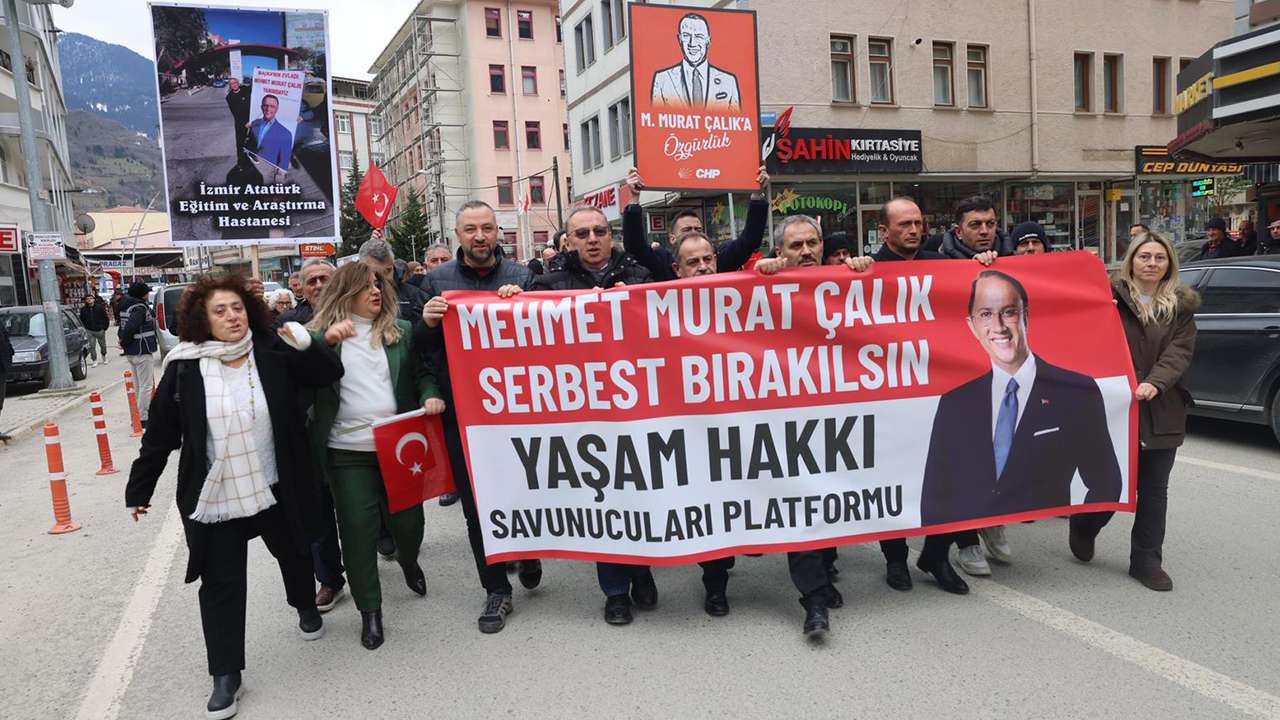 trabzonun-macka-ilcesinde-beylikduzu-belediye-baskani-mehmet-murat-calikin-serbest-birakilmasi-ve-adil-yargilanmasi-talebiyle-yuruyus-ve-basin-aciklamasi-gerceklestirildi