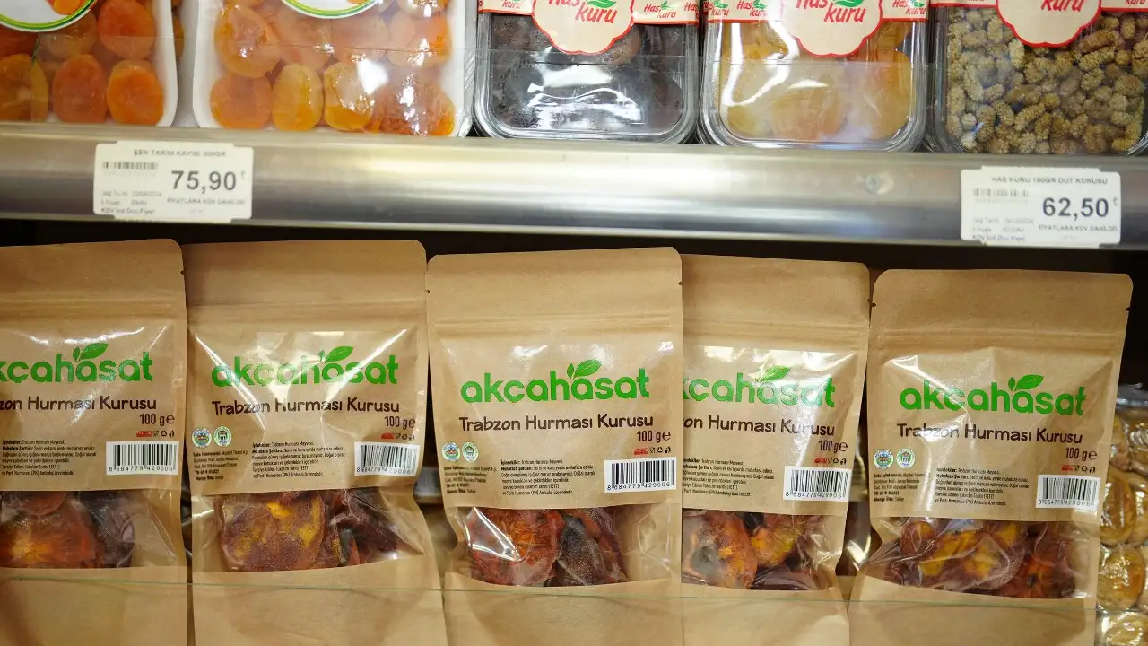 akcaabatta-aronya-ve-trabzon-hurmasi-islenerek-raflara-tasiniyor