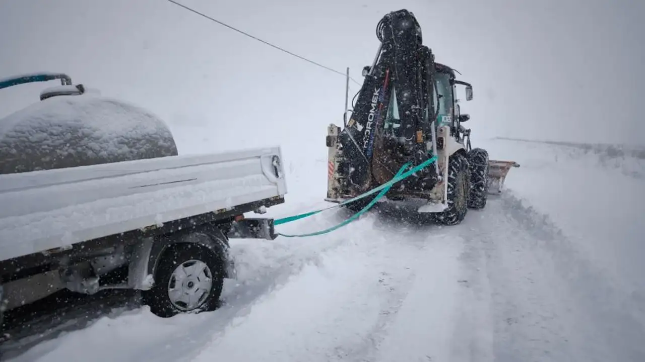 bayburtta-kara-saplanan-suruculerin-imdadina-ekipler-yetisti