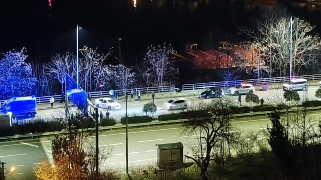 besikduzunde-trafik-kazasi-kavgaya-donustu-sahil-yolu-1-saat-kapandi