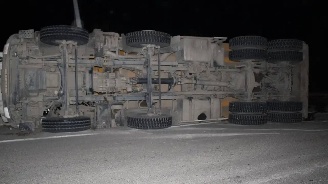 orduda-kaza-sonrasi-yol-coplerle-doldu-trafik-kontrollu-verildi