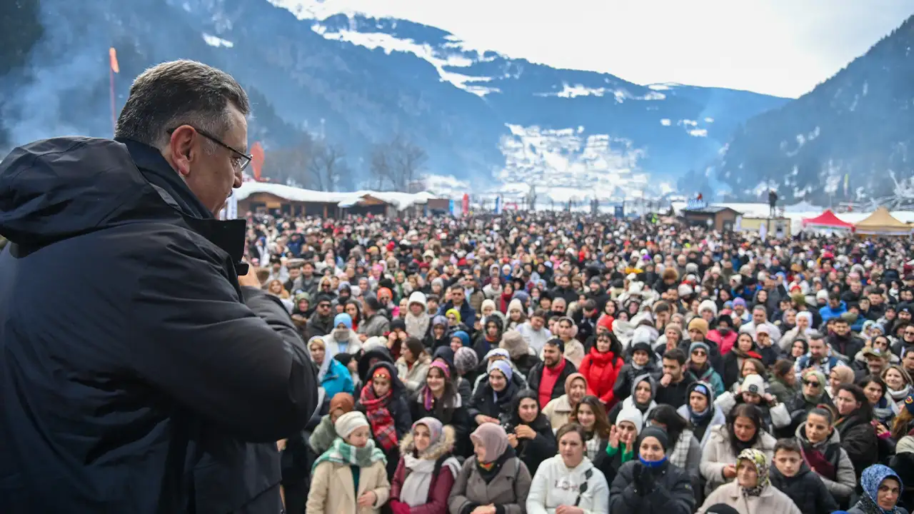 uzungolde-uc-gunde-100-bini-askin-ziyaretci-trabzon-organizasyon-gucunu-gosterdi