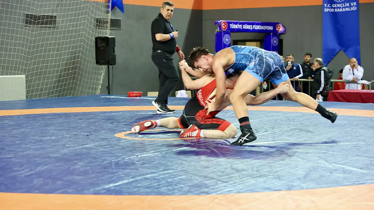 23-yas-alti-turkiye-gures-sampiyonasi-trabzonda-suruyor